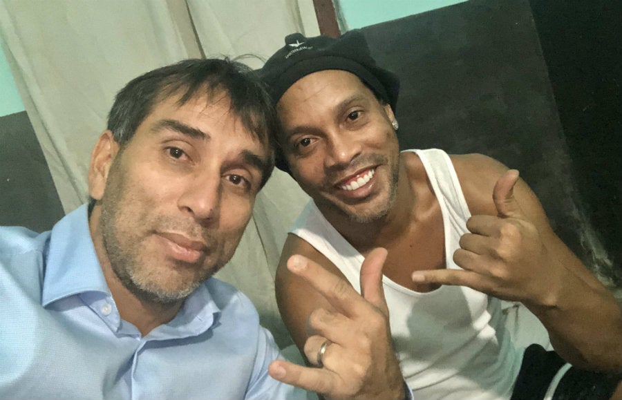 Nelson 'Pipino' Cuevas visitó a Ronaldinho en la cárcel