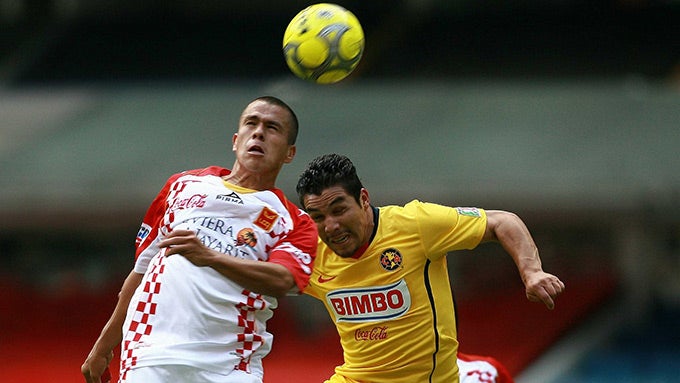 Cabañas pelea el balón en el América vs Tecos de 2009