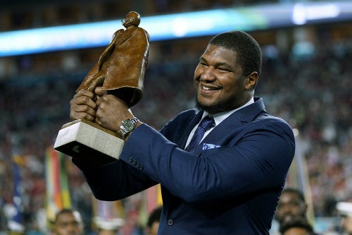 Calais Campbell recibiendo el premio Walter Payton