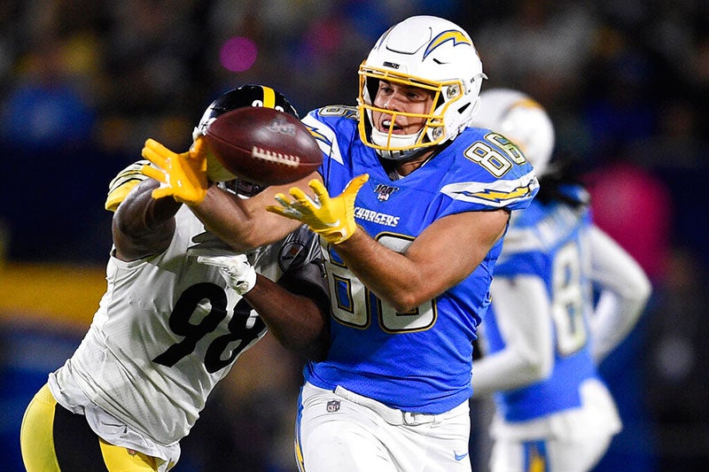 Hunter Henry y Vince Williams, durante un juego de Chargers y Steelers