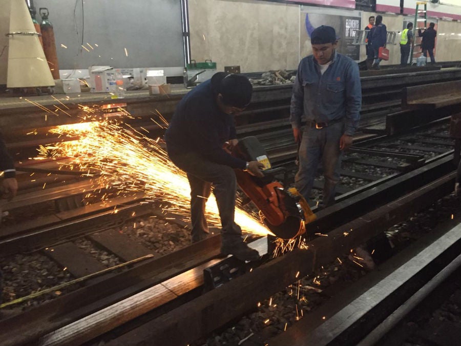 Trabajadores rehabilitando las vías del Metro