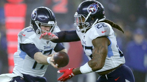 Ryan Tannehill le da el balón a Derrick Henry 