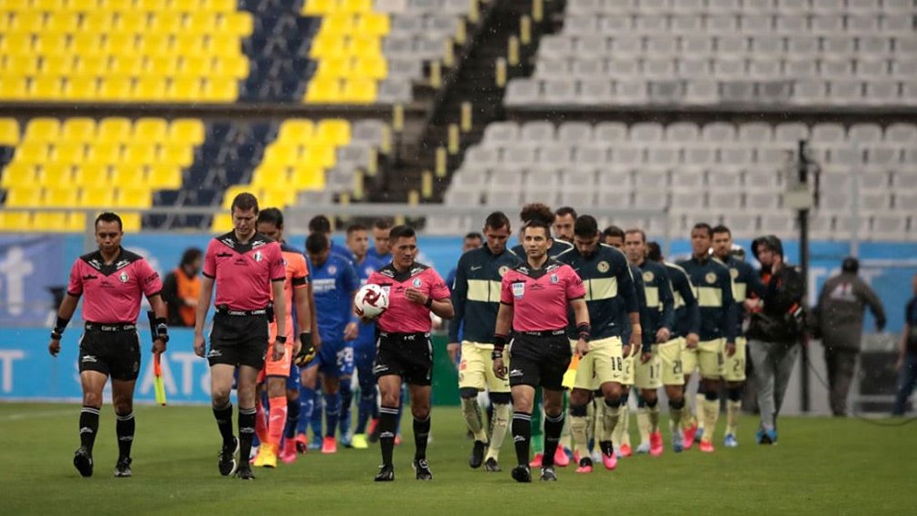 Jugadores de América y Cruz Azul entran al campo del Azteca