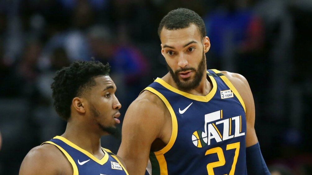 Donovan Mitchell dialoga con su compañero Rudy Gobert 