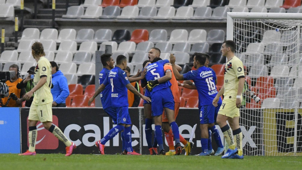 Jugadores de Cruz Azul celebrando la victoria ante América