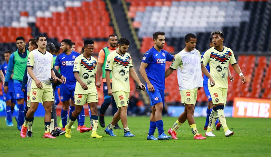 Jugadores de América y Cruz Azul tras terminar el Clásico Joven