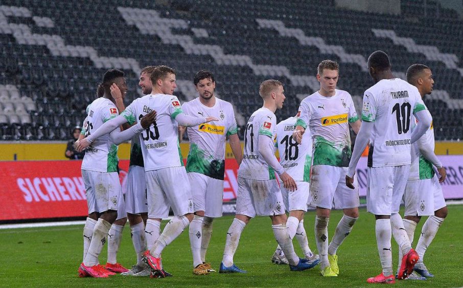 Jugadores del Gladbach festejan un gol en un inmueble sin público