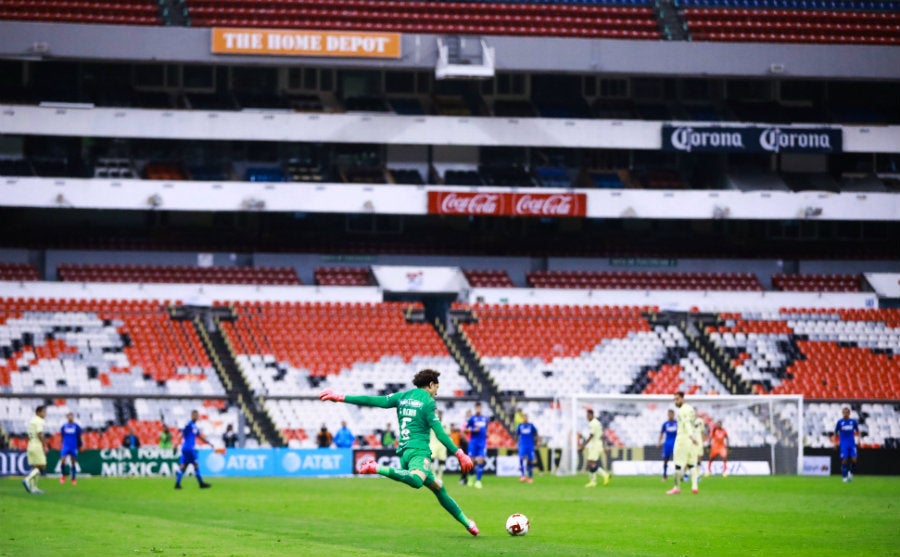 Guillermo Ochoa en el Clásico Joven