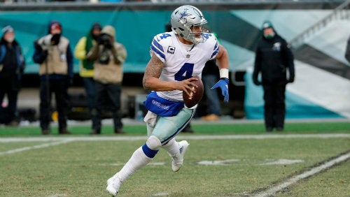 El quarterback de los Vaqueros celebra durante un partido