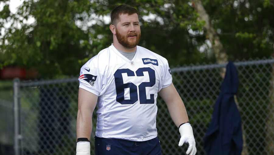 Joe Thuney durante un entrenamiento de Nueva Inglaterra