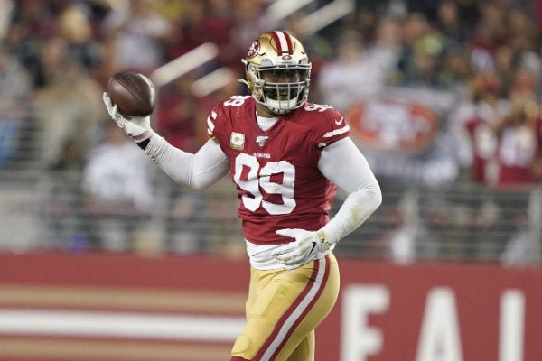 DeForest Buckner en acción con los San Francisco 49ers 