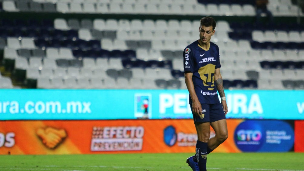 Juan Dinenno durante un partido con Pumas