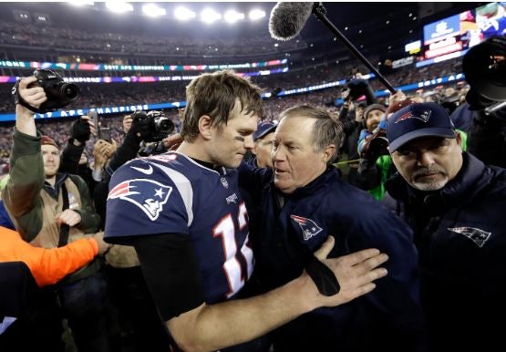 Tom Brady y Bill Belichick disfrutan de una victoria