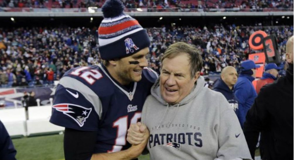 Tom Brady y Bill Belichick se abrazan