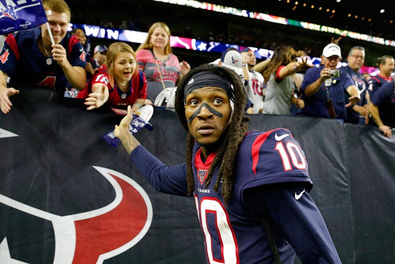 DeAndre Hopkins saluda a los aficionados de los Texans