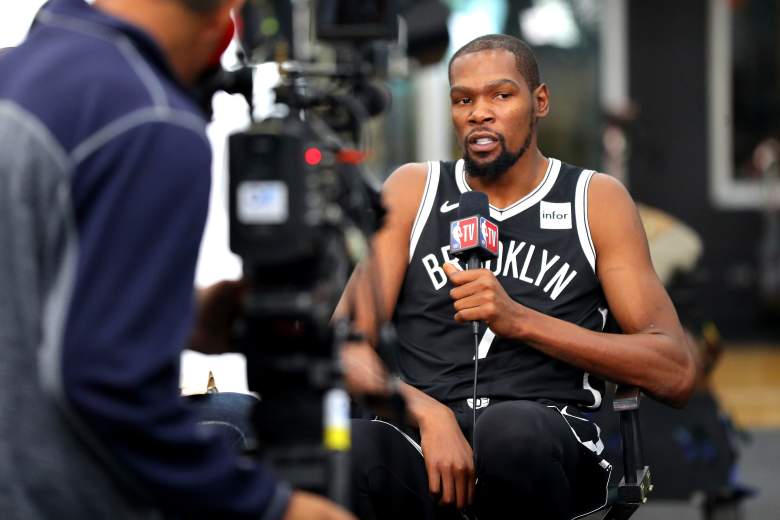 Durant en una entrevista con el uniforme de los Nets