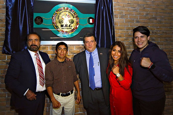 Tigre Jiménez posa con personalidades en el gimnasio José Sulaimán