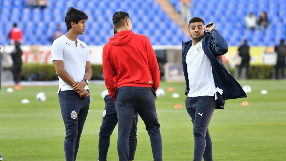 Alexis Vega y JJ Macías previo a un partido con Chivas