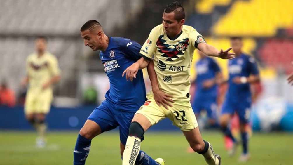 Aguilar y Alvarado pelean por el esférico 