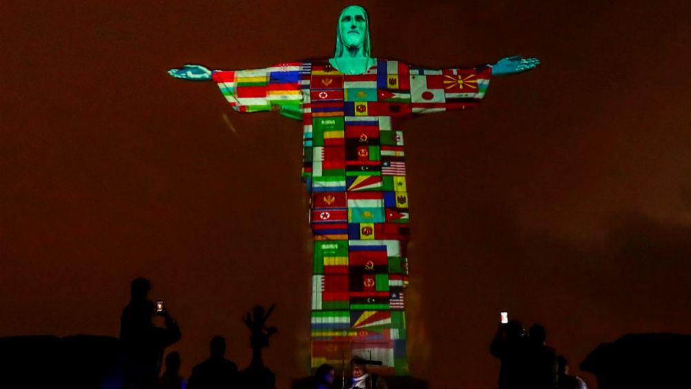 Cristo Redentor, iluminado con banderas