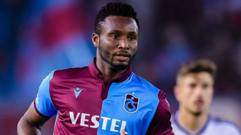 Obi Mikel en acción con Trabzonspor 