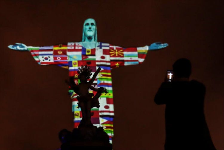 Cristo Redentor, iluminado