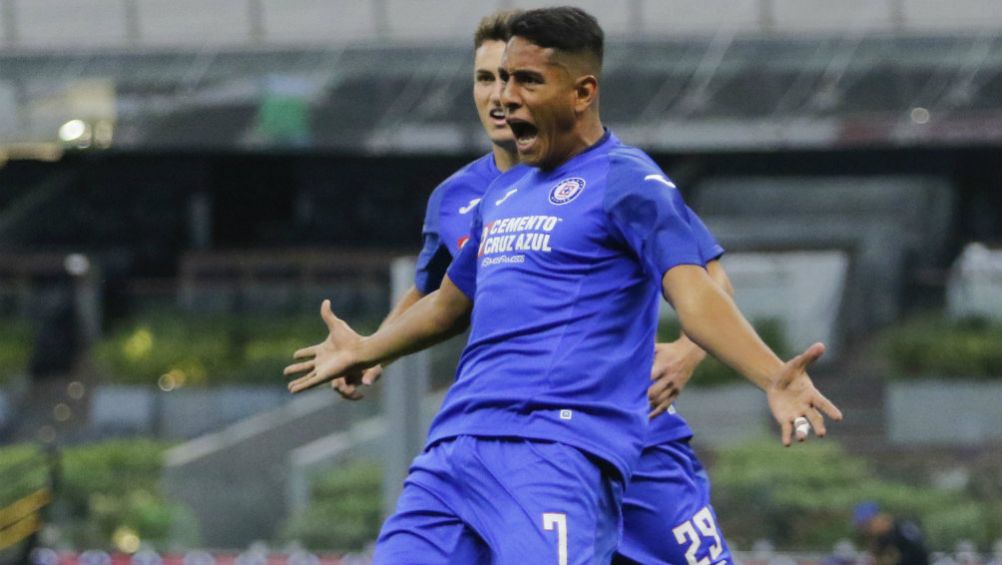 Luis Romo en celebración de gol con Cruz Azul