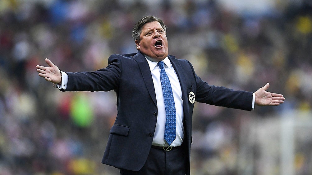 Miguel Herrera en un partido con América