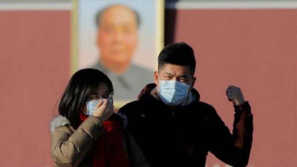 Pareja con cubrebocas en las calles de China