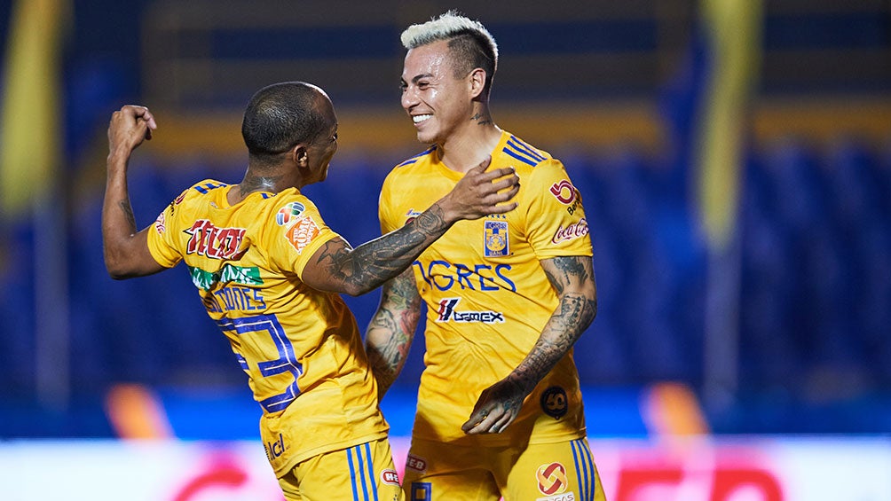 Quiñones y Vargas celebran un gol ante Juárez en la Jornada 10