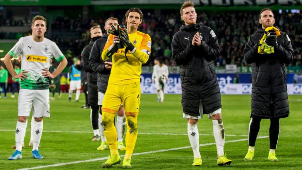 Jugadores del Mönchengladbach saludan a su afición