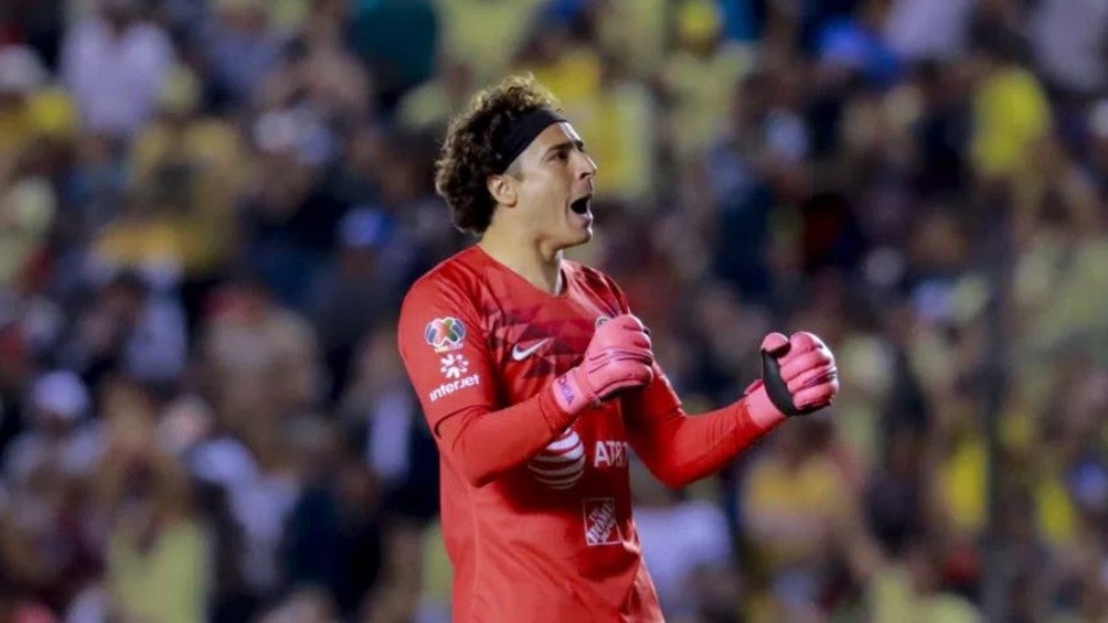 Guillermo Ochoa celebra un triunfo del América 