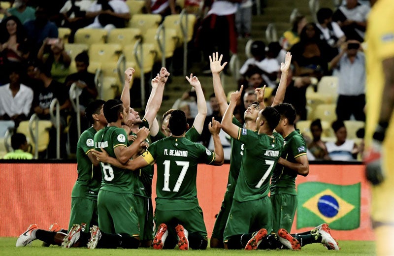 Jugadores de Bolivia celebran un gol