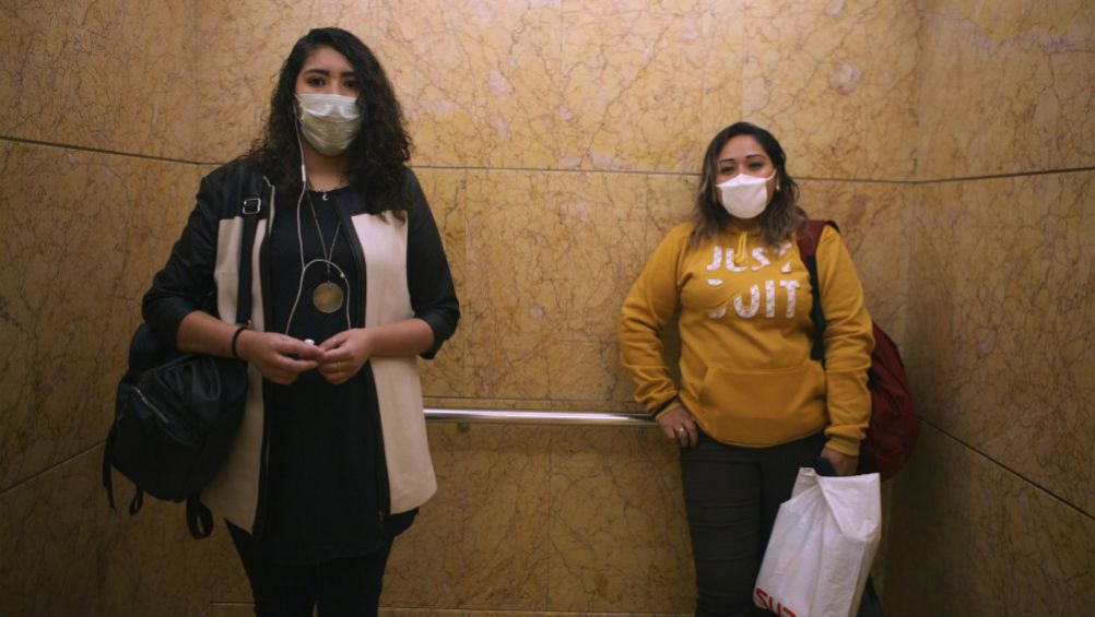 Mujeres se protegen de coronavirus