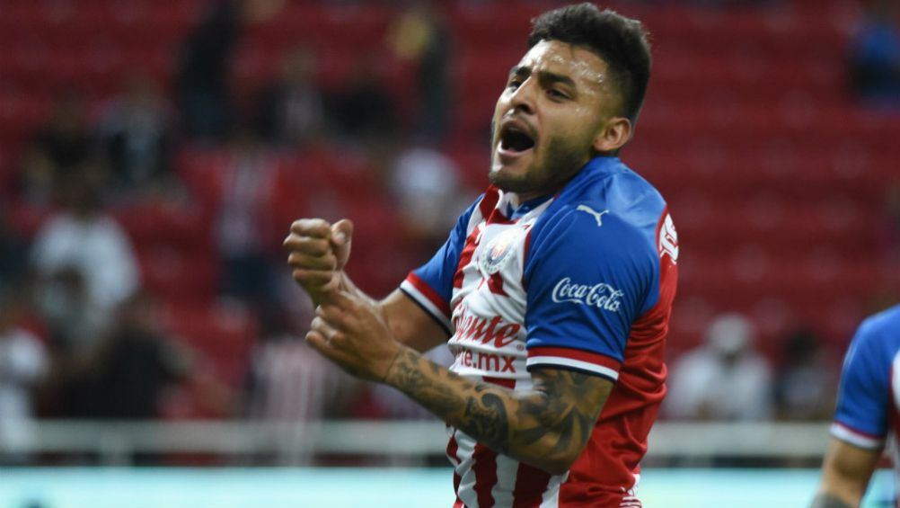 Alexis Vega en celebración de gol con Chivas