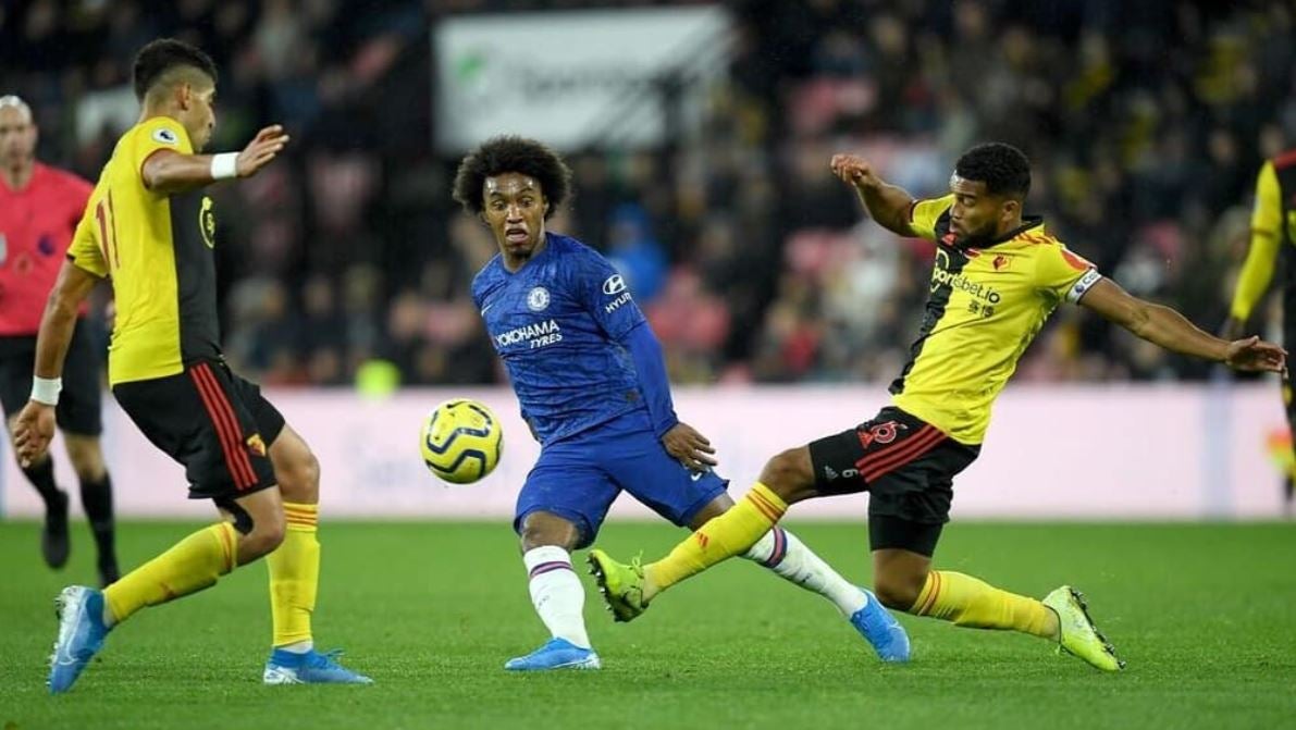 Willian disputa un balón en un juego del Chelsea