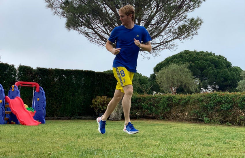 Álex Fernández entrenando en su casa