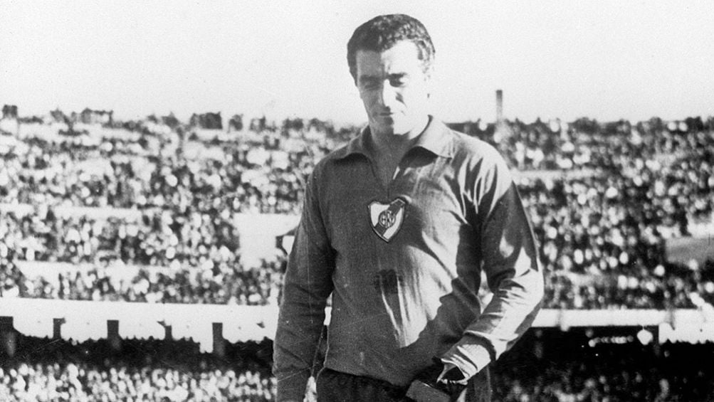 Amadeo Carrizo, durante un partido con River Plate