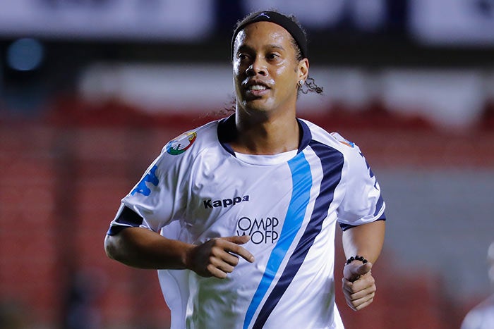 Ronaldinho, en un partido de Gallos