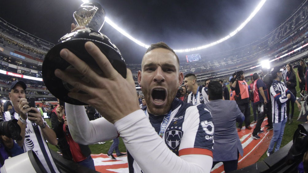 Vincent Janssen celebrando el título de Liga MX con Rayados