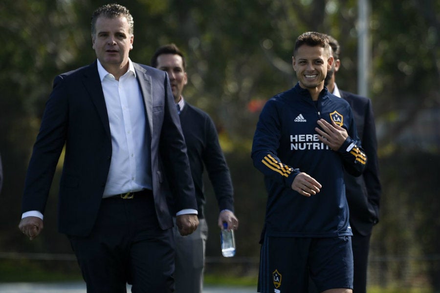 Dennis te Kloese en la presetnación de Chicharito con el Galaxy