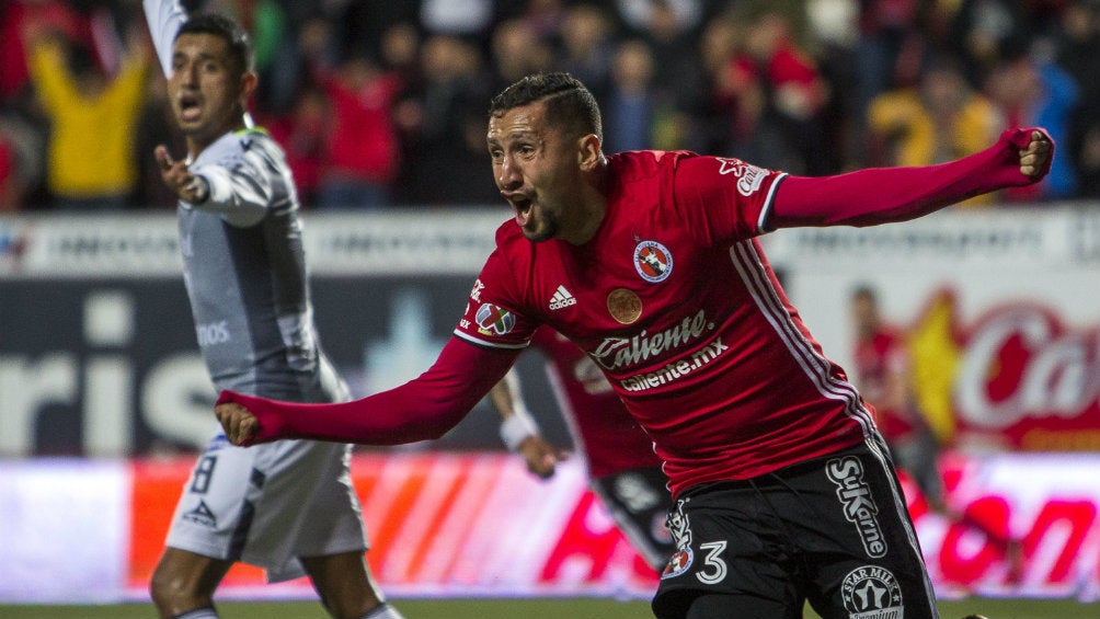 Yasser Corona celebrando un gol con Xolos