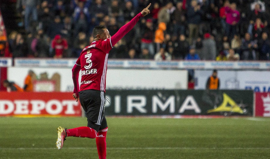 Yasser Corona celebrando un gol con Xolos