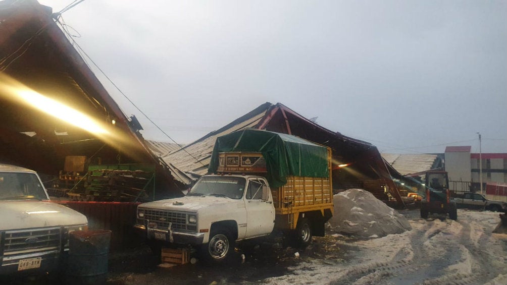 Central de Abastos sufre caída de techos en distintas naves por granizada