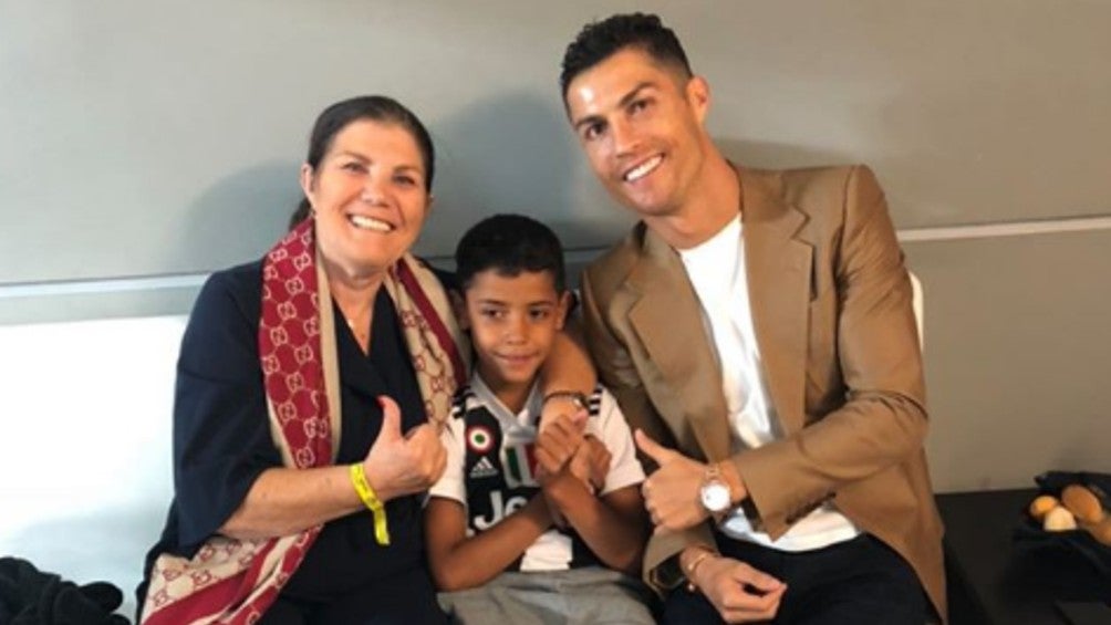 Madre de CR7 posando con él y su hijo 