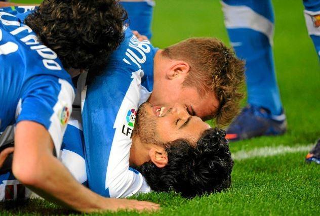 Griezmann abraza al Bombardero tras un gol