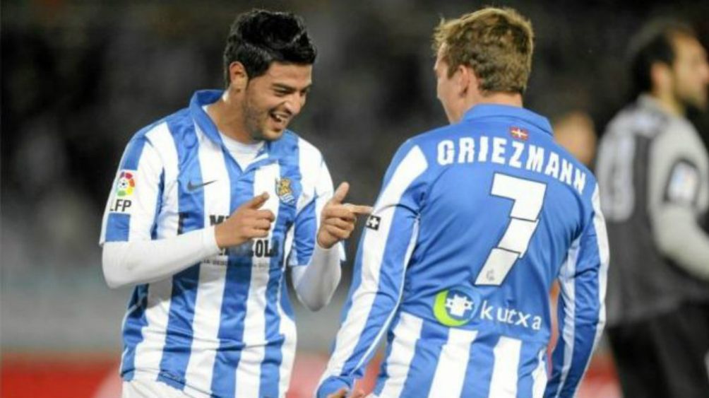 Carlos Vela y Griezmann festejan una anotación con la Real Sociedad