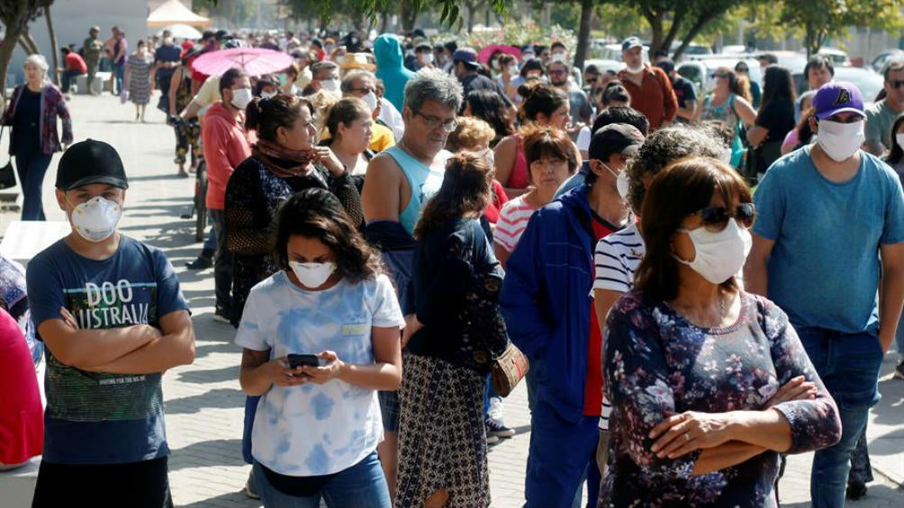 Ciudadanos de Chile hacen fila para vacunarse contra influenza