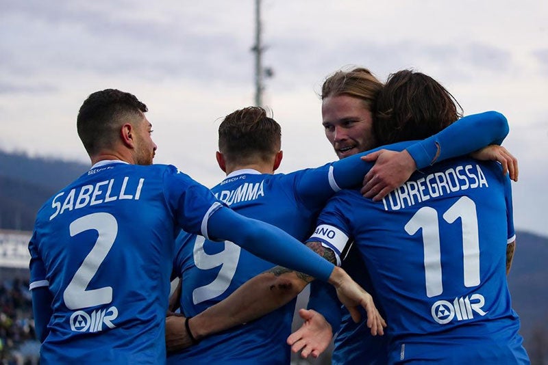 Jugadores celebran un gol del Brescia