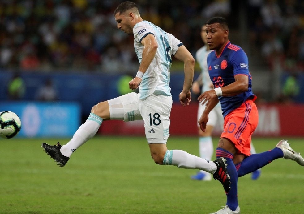 Guido Rodríguez durante un partido con Argentina